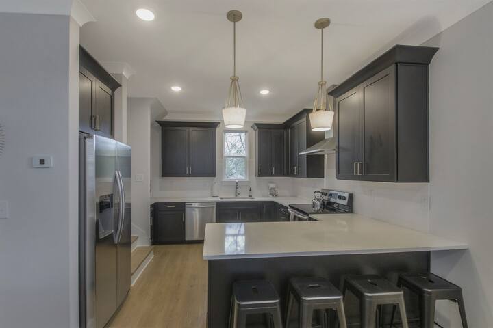 Treetop Terrace – 3 miles to stadium and downtown! gallery image 2