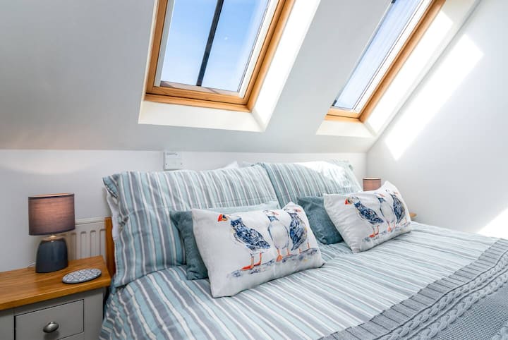 سرير مزدوج مجهز بشكل جميل مع مفارش عالية الجودة لقضاء ليلة مريحة.