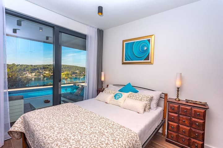 Спална соба бр .2 со брачен кревет 160x200cm, клима уред