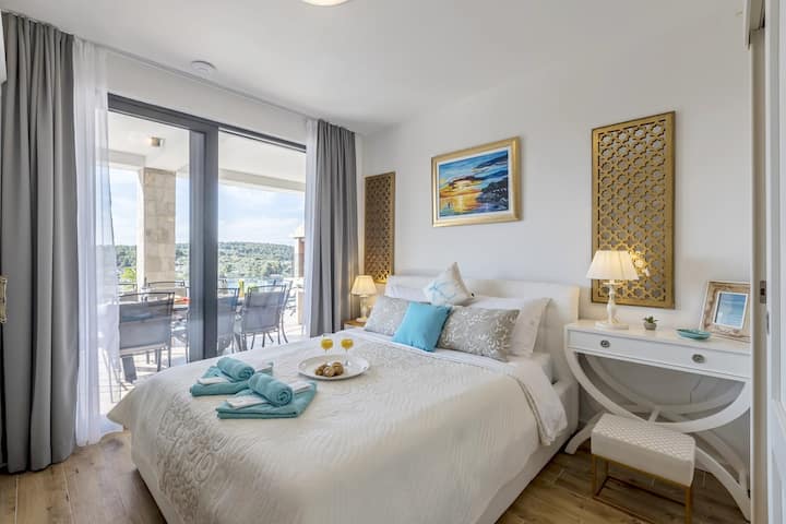 Спална соба бр. 3 со брачен кревет 160x200cm, клима уред, сопствена бања со туш