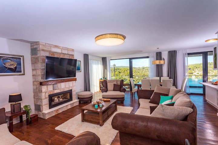 Од ова ниво, се приближувате до нивото на паркирање и главниот влез на вилата