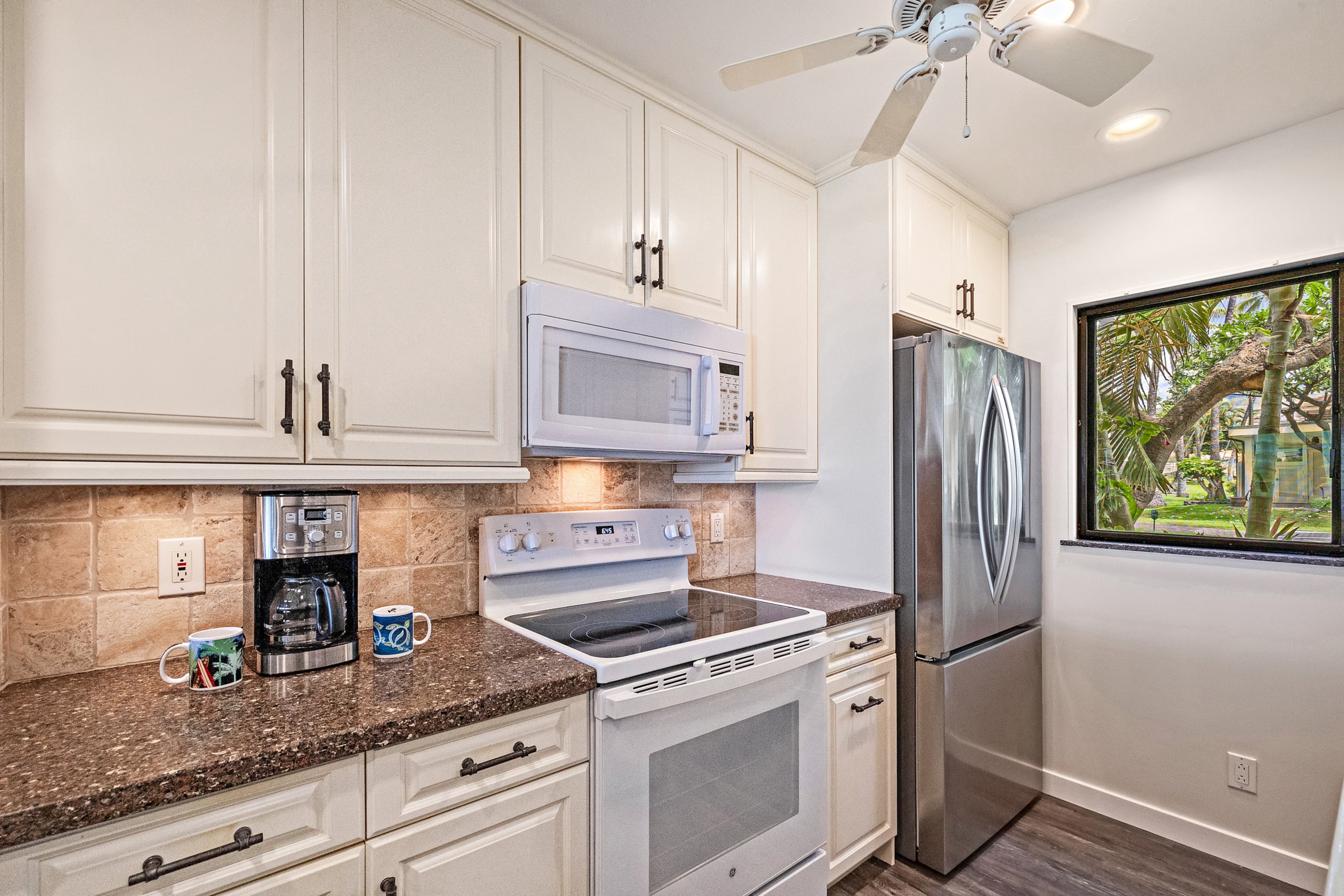 Townhouse in Lahaina · ★4.75 · 2 bedrooms · 3 beds · 2.5 baths - Image 18