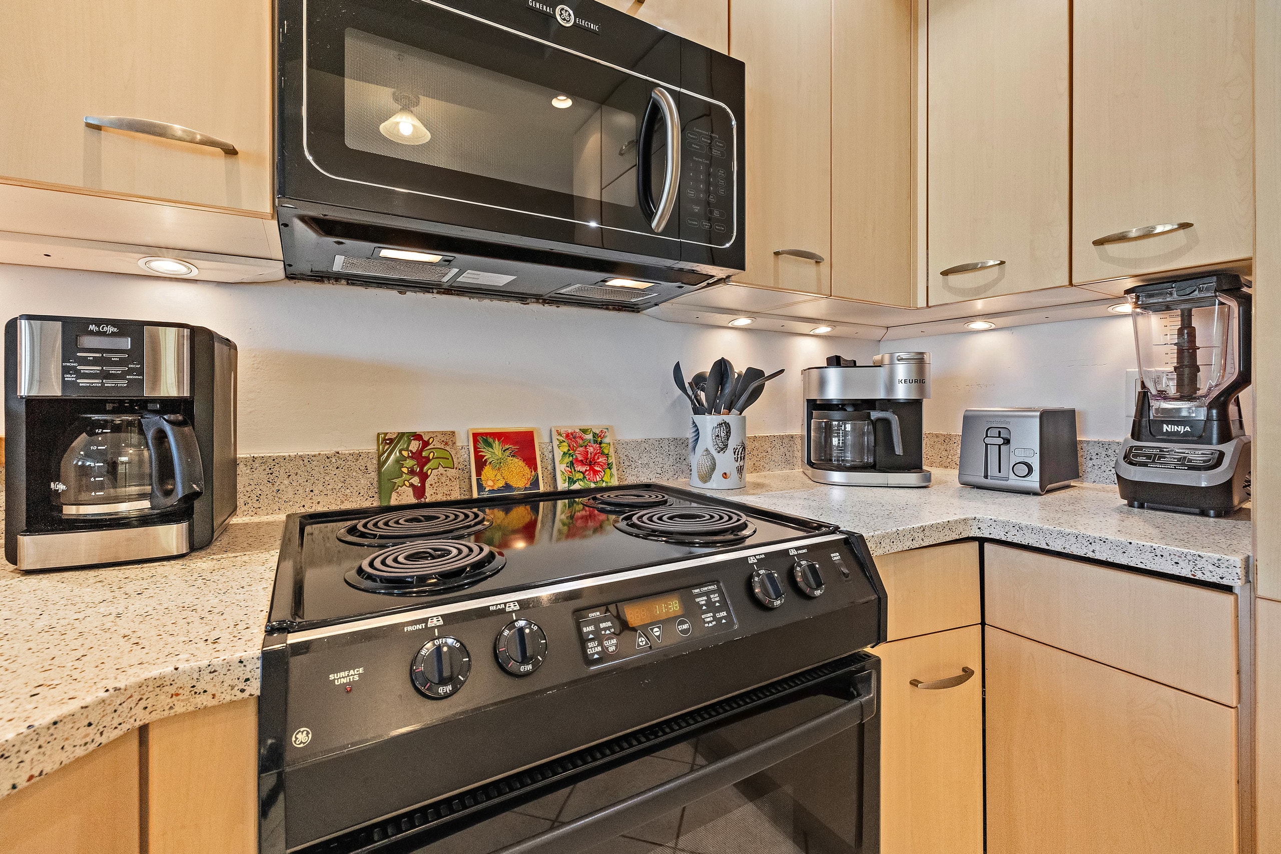 Condo in Lahaina · ★4.82 · Studio · 1 bed · No bathroom - Image 6