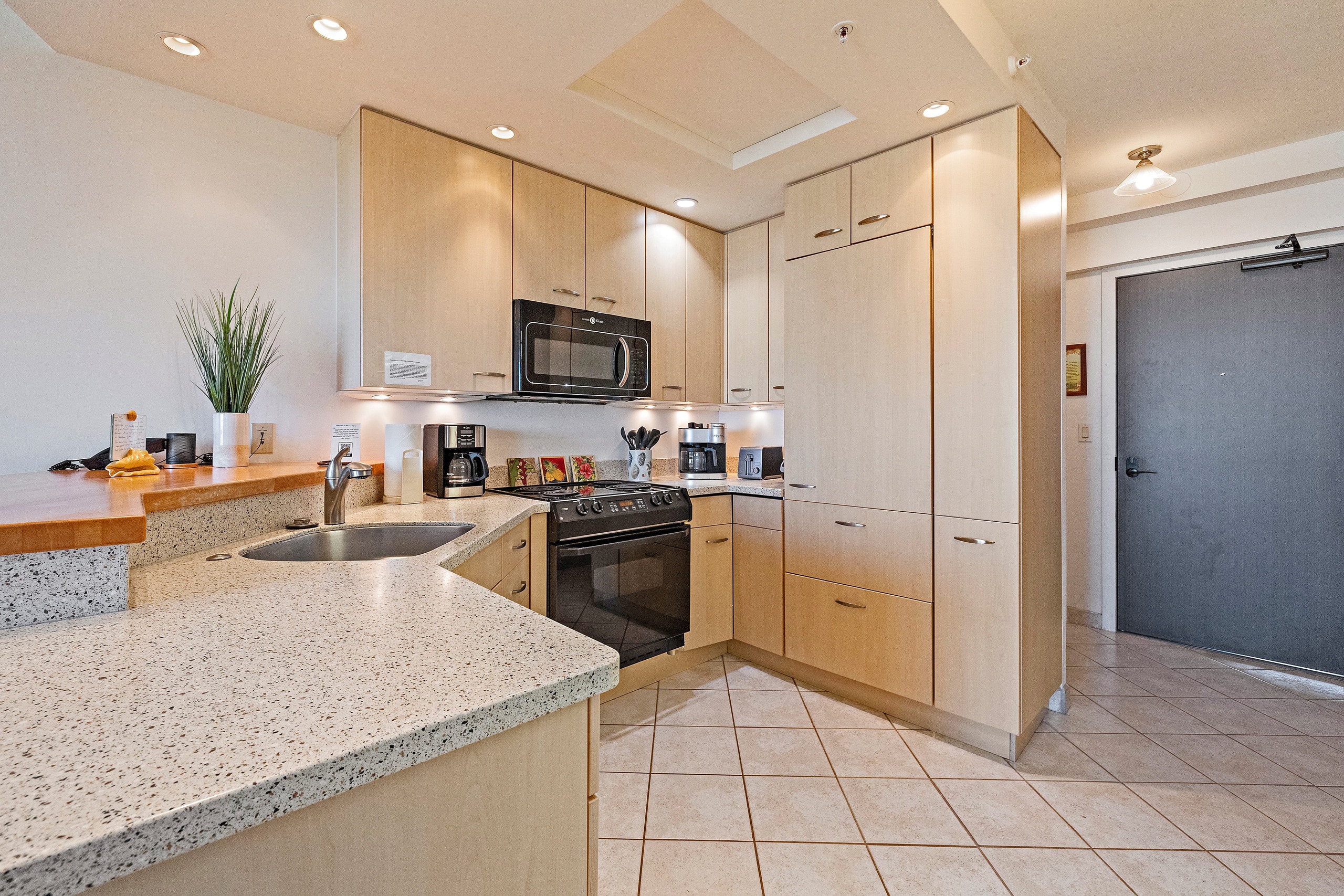 Condo in Lahaina · ★4.82 · Studio · 1 bed · No bathroom - Image 7