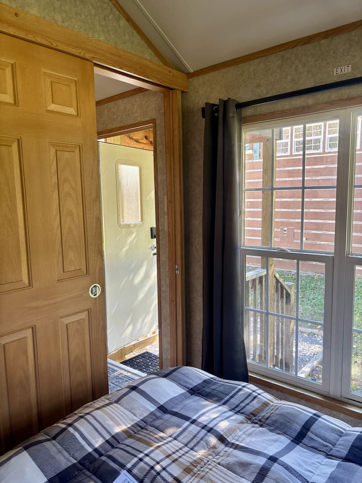 独立标准双人床卧室