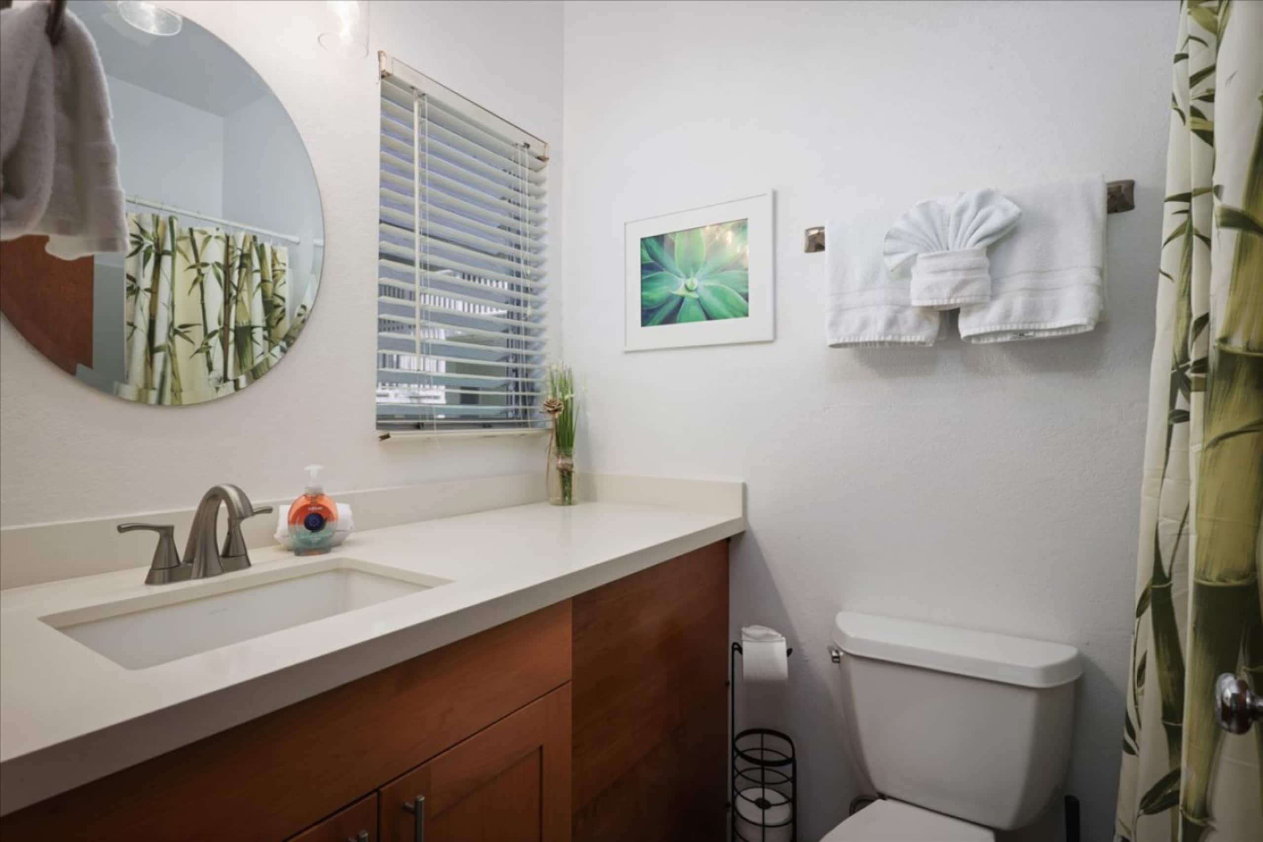Condo in Kailua-Kona · ★4.65 · 2 bedrooms · 2 beds · 2 private baths - Image 14