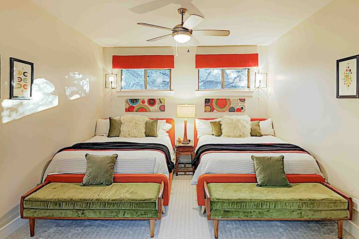 Luxury Home w/ Rooftop Deck, Putting Green gallery image 5