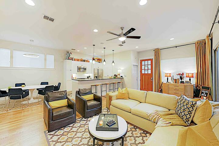 Luxury Home w/ Rooftop Deck, Putting Green gallery image 2