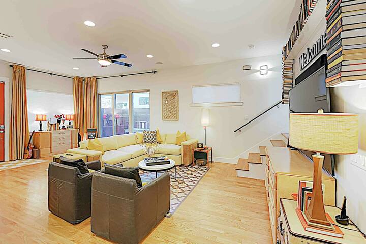 Luxury Home w/ Rooftop Deck, Putting Green gallery image 4