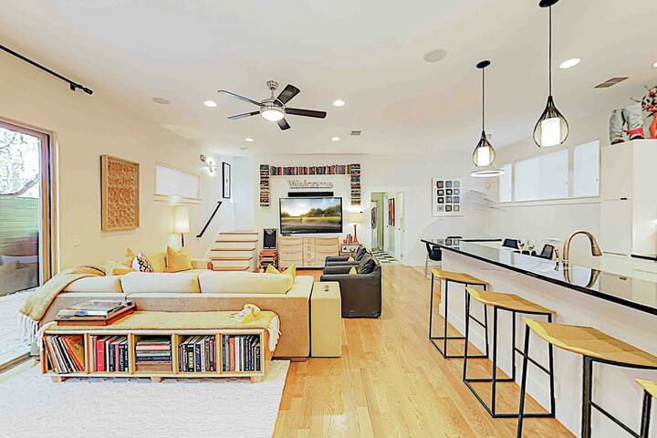 Luxury Home w/ Rooftop Deck, Putting Green gallery image 3