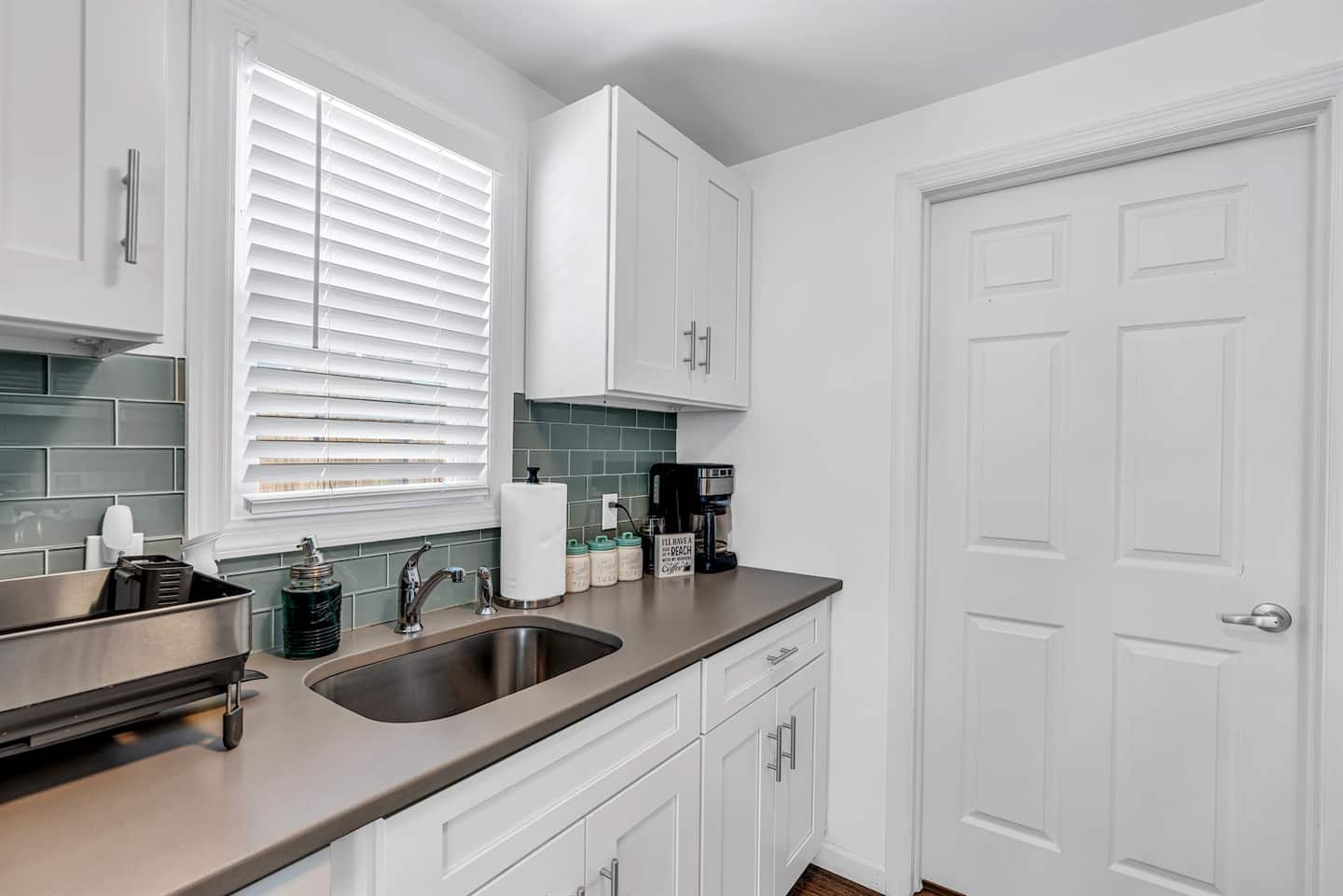 Kitchen with stylish finishes, perfect for easy vacation meals.