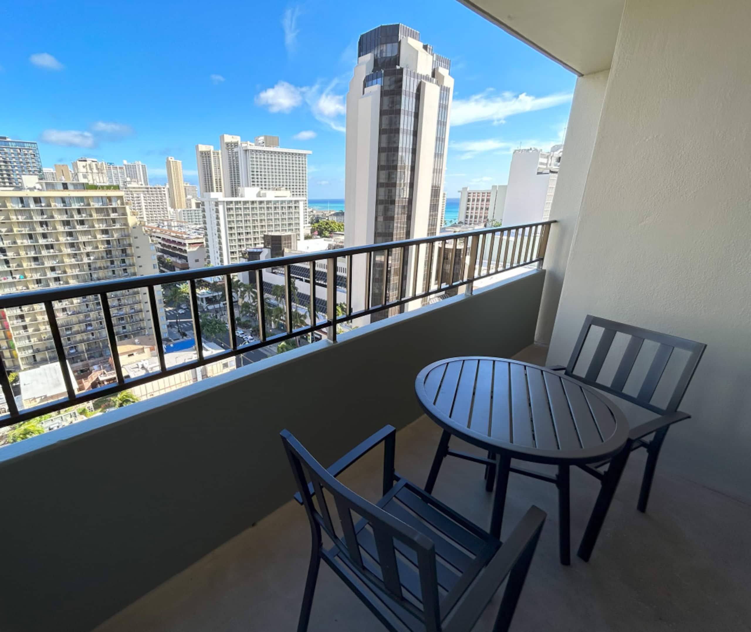 Condo in Honolulu · ★4.33 · 1 bedroom · 3 beds · 1 private bath - Image 7