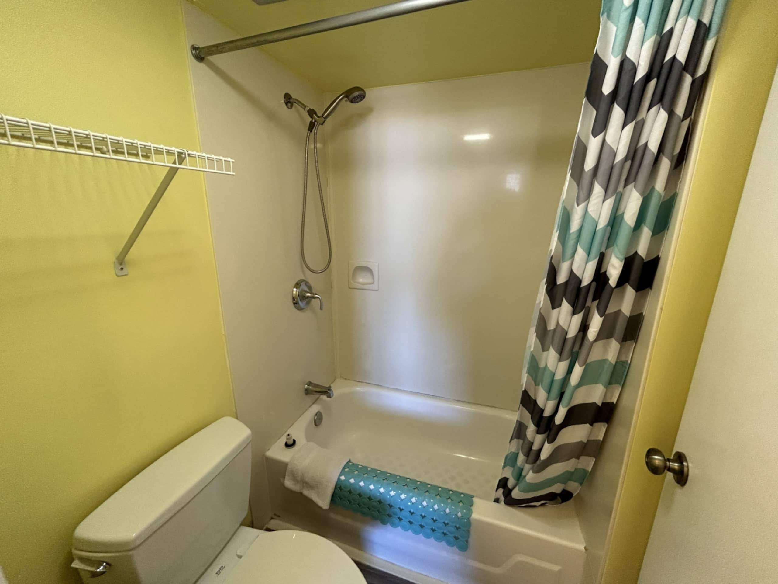 Condo in Honolulu · ★4.33 · 1 bedroom · 3 beds · 1 private bath - Image 13