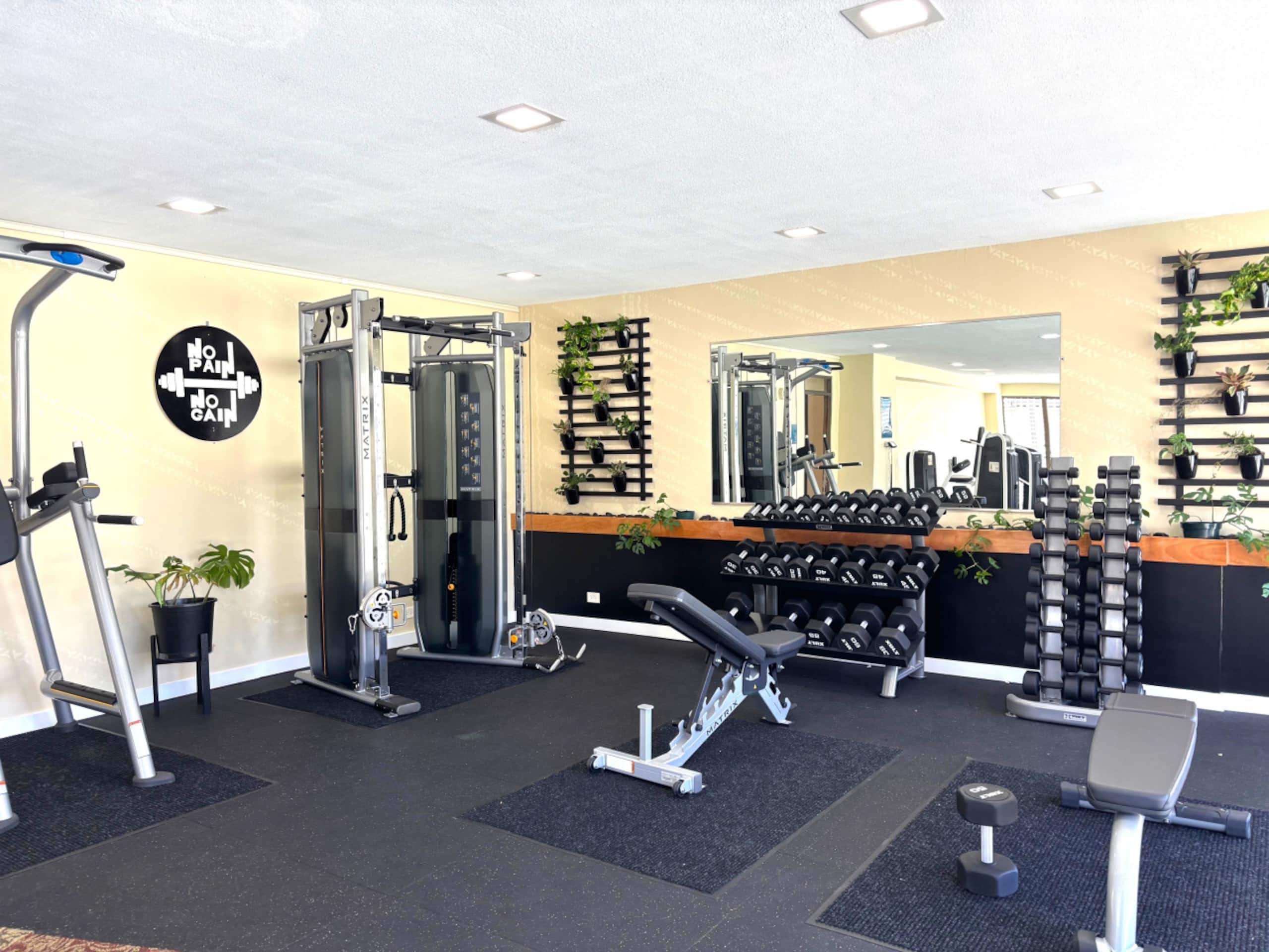 Condo in Honolulu · ★4.33 · 1 bedroom · 3 beds · 1 private bath - Image 2