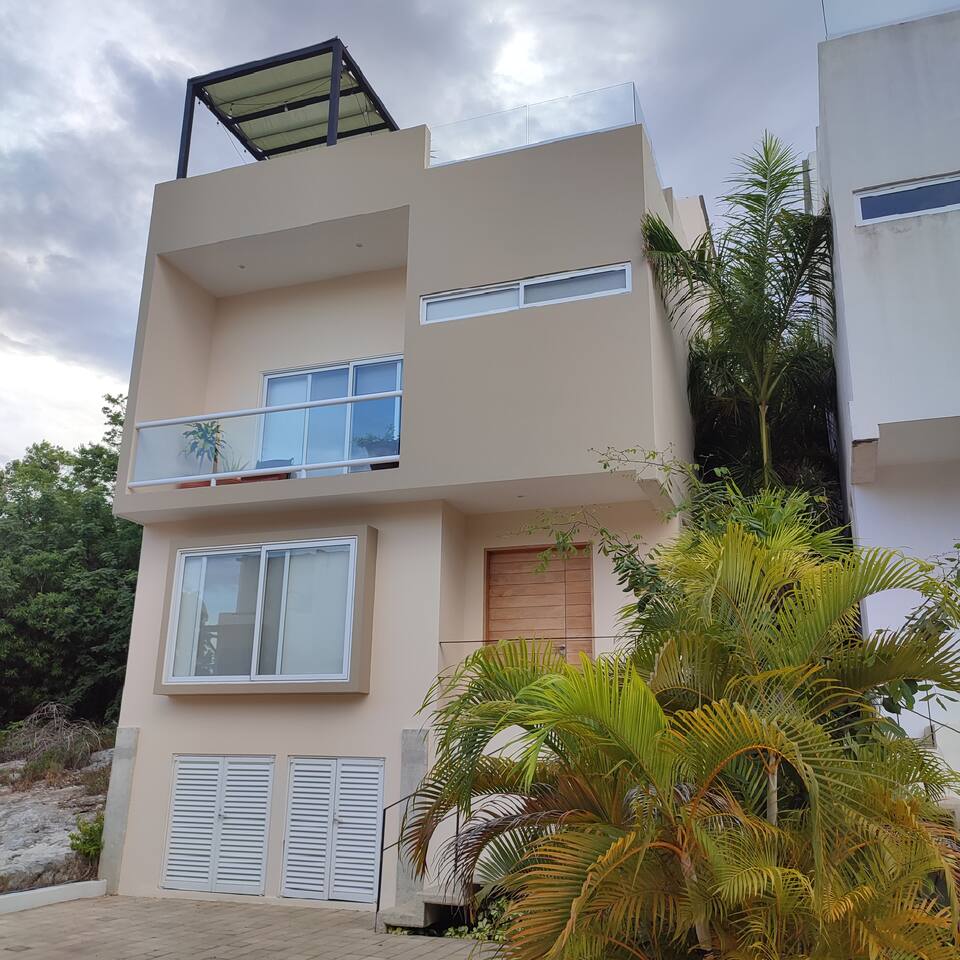 Propiedad de Airbnb exitosa: Casa Joya-Luxury 3-Bedroom Home with View en Punta Arena