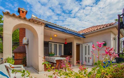 Gorgeous apartment in Cres with kitchen