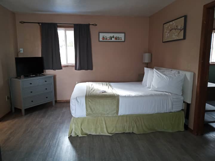 First bedroom, queen bed