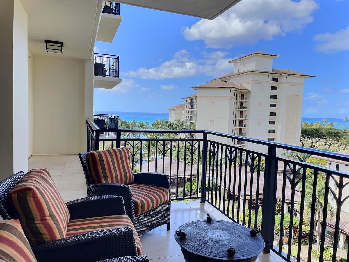 Lanai seating with ocean view