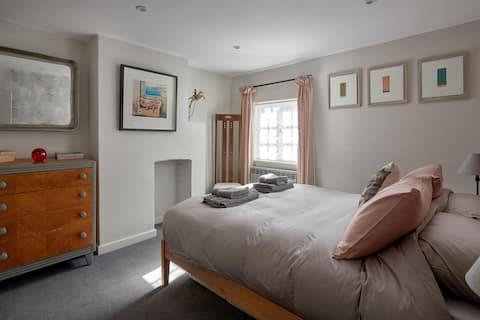 Popular Airbnb listing: Pearl's 2 Bedroom Cottage Classic with Private B in Farnham