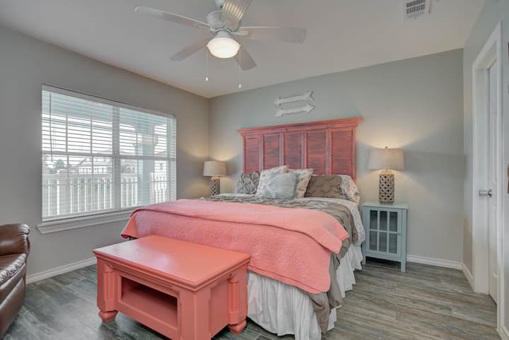 Palm Paradise ghorofa ya 2- Chumba cha matumbawe kilicho na kitanda cha ukubwa wa King