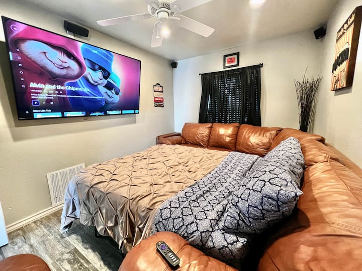 Palm Paradise- Theater room queen pull-out. Imependekezwa zaidi kwa watoto au vijana