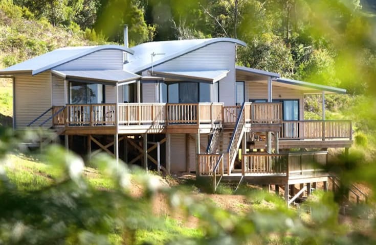 Serendeva: Stunning views, private & EV charger