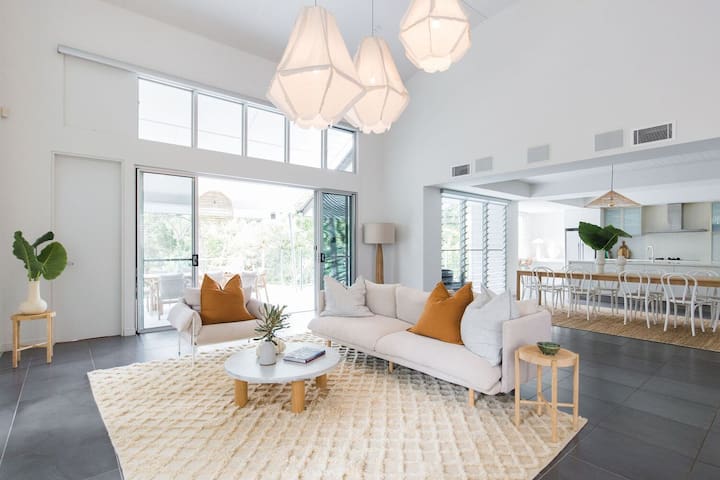 Mamilla Beach House – Private Pool – Designer Home – Media Room