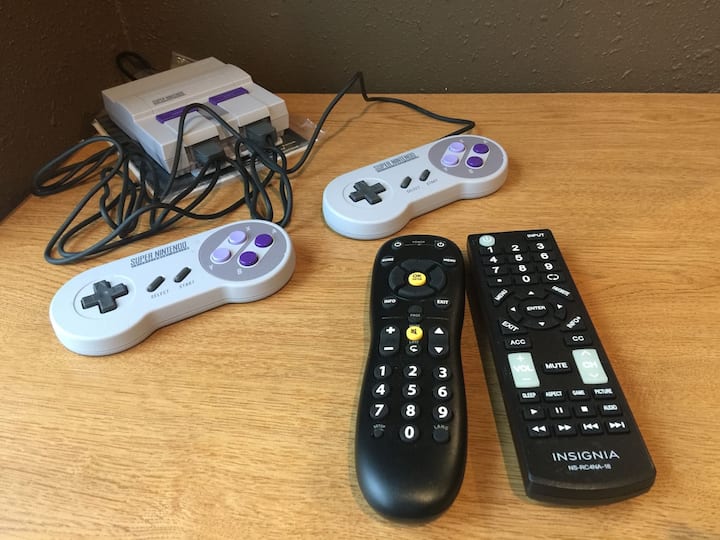 Chambre avec lit superposé et salle de bain complète, avec 2 lits jumeaux et 2 Dbl, télévision et console de jeu.