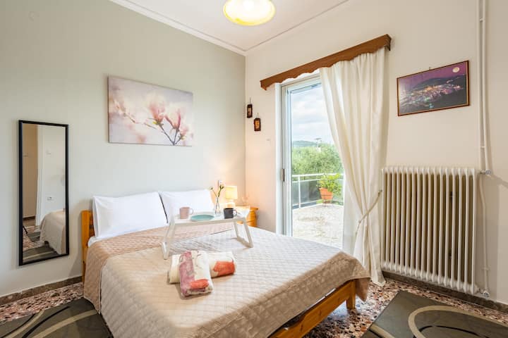 Dormitorio 1: vista hacia el área de la ventana: la luz natural y las vistas refrescantes crean un ambiente sereno.