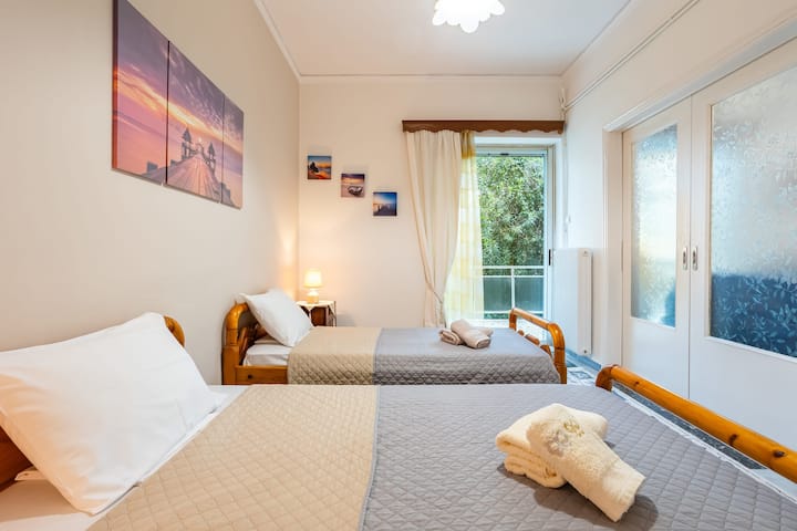 Dormitorio 2: cómoda configuración de cama doble – diseño espacioso diseñado para la relajación y la comodidad.