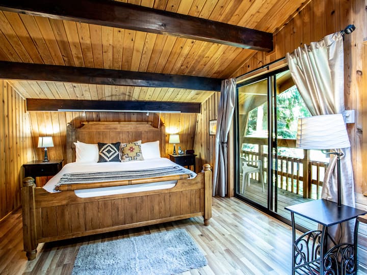 Master Bedroom - King Bed 