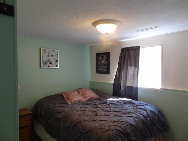 Dormitorio con cama tamaño queen