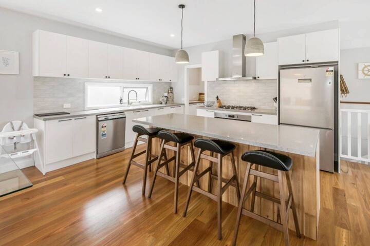 HALE KUPA | Huge Entertainer | Spa | 300m Beach gallery image 5