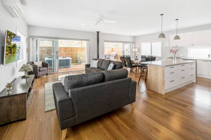 HALE KUPA | Huge Entertainer | Spa | 300m Beach gallery image 3