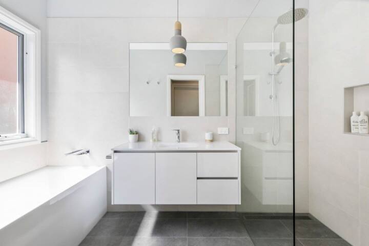 HALE KUPA | Huge Entertainer | Spa | 300m Beach gallery image 4