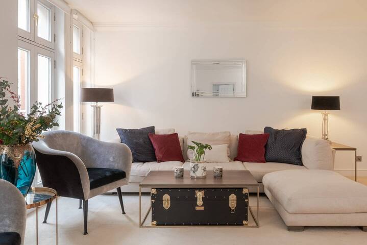 Mayfair Muse 2 bed- by Out of Office Lifestyle gallery image 3