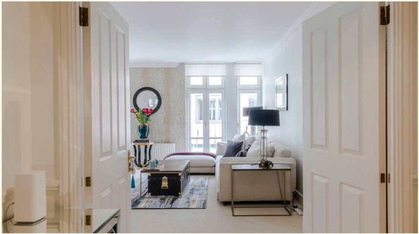 Mayfair Muse 2 bed- by Out of Office Lifestyle gallery image 4