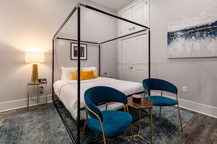 Spaziosa camera da letto #3 con letto matrimoniale e armadio a muro di design. La camera da letto è dotata di tavolini, lampade, appendiabiti, portavaligie, allarme