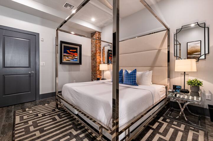 Downtown 4BR | Private Outdoor Patio | King Beds gallery image 5