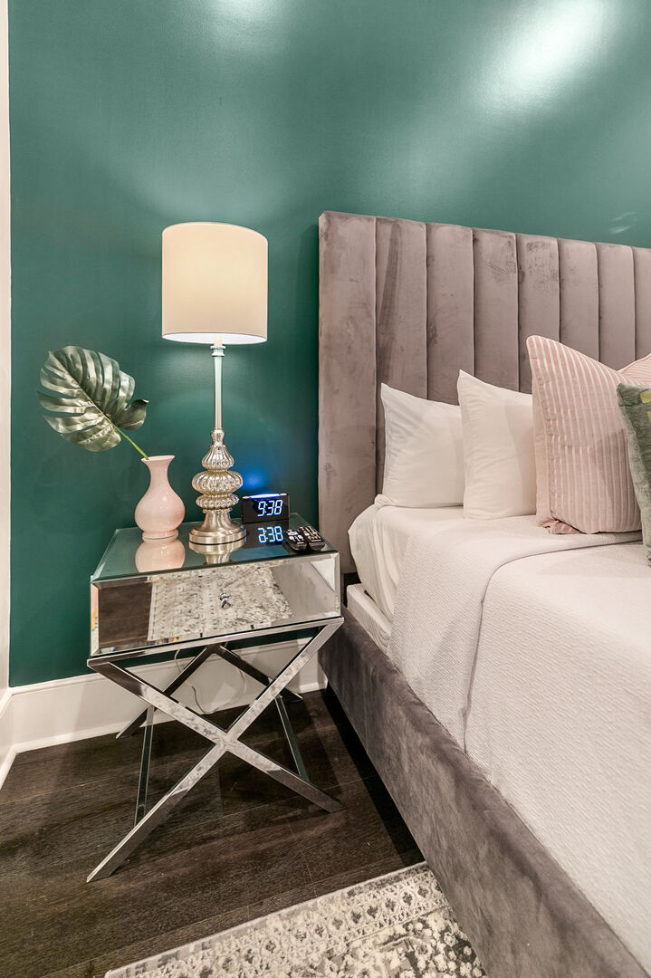 Dhomë gjumi e bollshme kryesore me krevat dopio "king-size", banjë ngjitur dhe dollapë të integruar nga projektuesi. Dhoma përfshin një abazhur, varëse rrobash, rafte bagazhesh, orë alarmi, makinë zhurme të bardhë dhe një televizor Samsung Smart 4K 50'për transmetim dhe DIRECTV Entertainment.