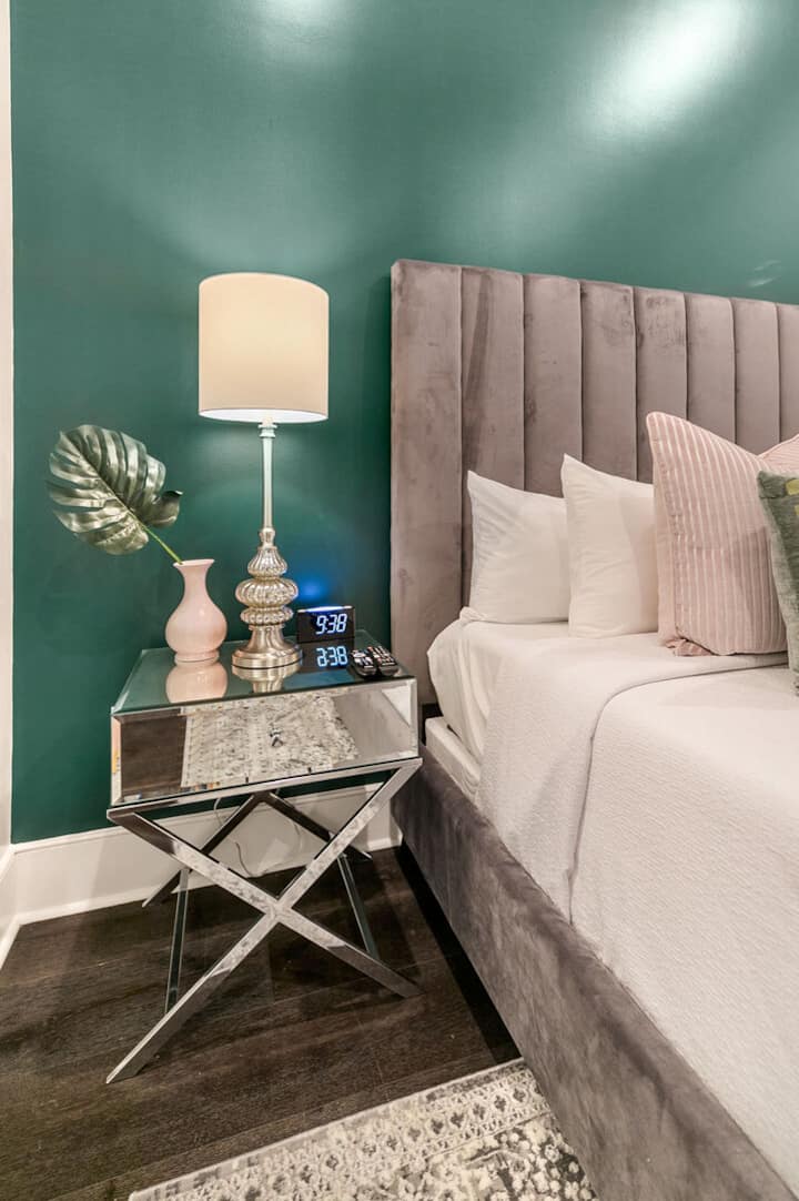 宽敞的主卧配备加大双人床、套内卫生间和设计师内置衣橱。 房间内配有台灯、衣架、行李架、闹钟、白噪音机和50英寸三星智能4K电视，可观看流媒体和DIRECTV Entertainment。