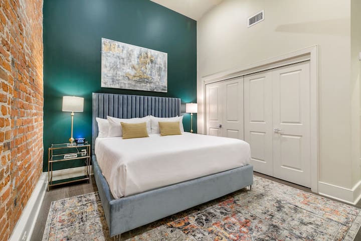 Amplio dormitorio de invitados con una cama tamaño king y armario empotrado de diseño. Incluye mesitas de noche, lámparas, perchas, portaequipajes, despertador, máquina de ruido blanco y un televisor Samsung Smart 4K de 50 pulgadas con streaming y entretenimiento DIRECTV.