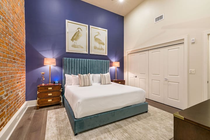 Amplio dormitorio principal con una cama tamaño king, baño privado y armarios empotrados de diseño. Incluye mesitas de noche, lámparas, perchas, portaequipajes, despertador, máquina de ruido blanco y un televisor Samsung Smart 4K de 55 pulgadas con streaming y entretenimiento DIRECTV.