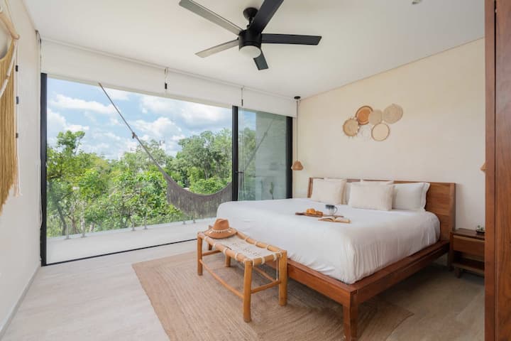 Dhoma e gjumit Num 2 me krevat dopio "King" dhe pamje nga xhungla