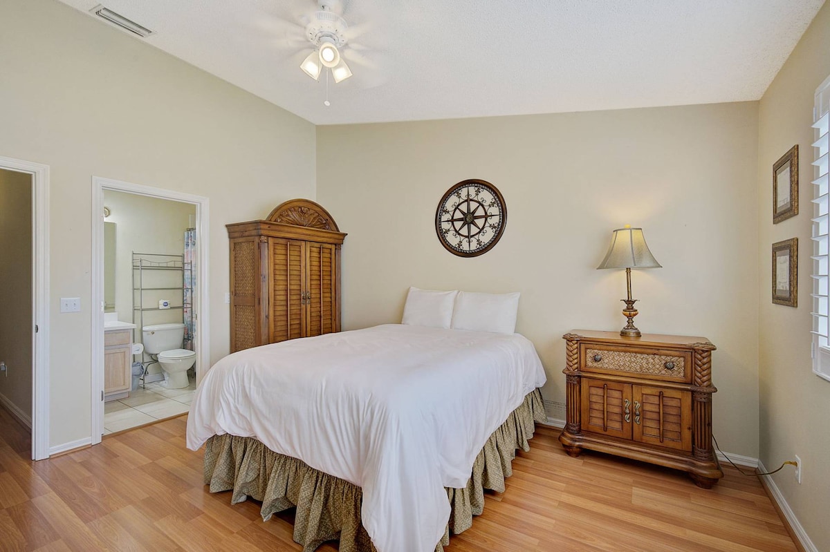 Основна спалня със самостоятелна баня на горния етаж