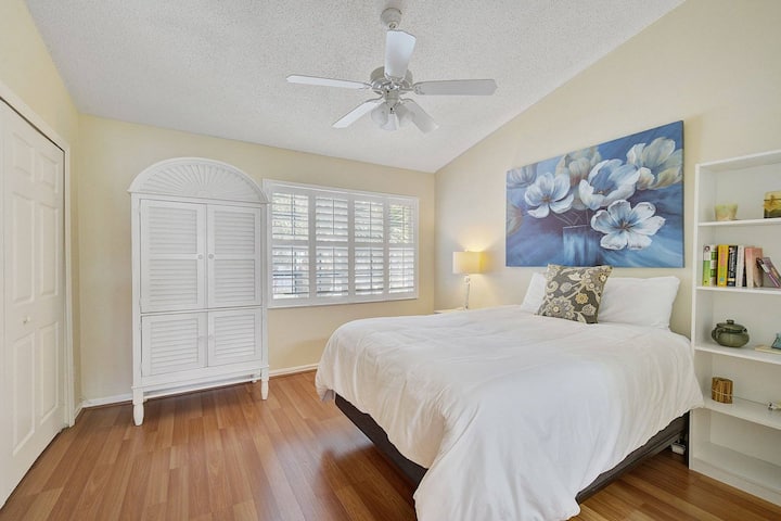 Spavaća soba za goste niz hodnik od Mastera također ima vlastitu kupaonicu - obje su spavaće sobe na katu