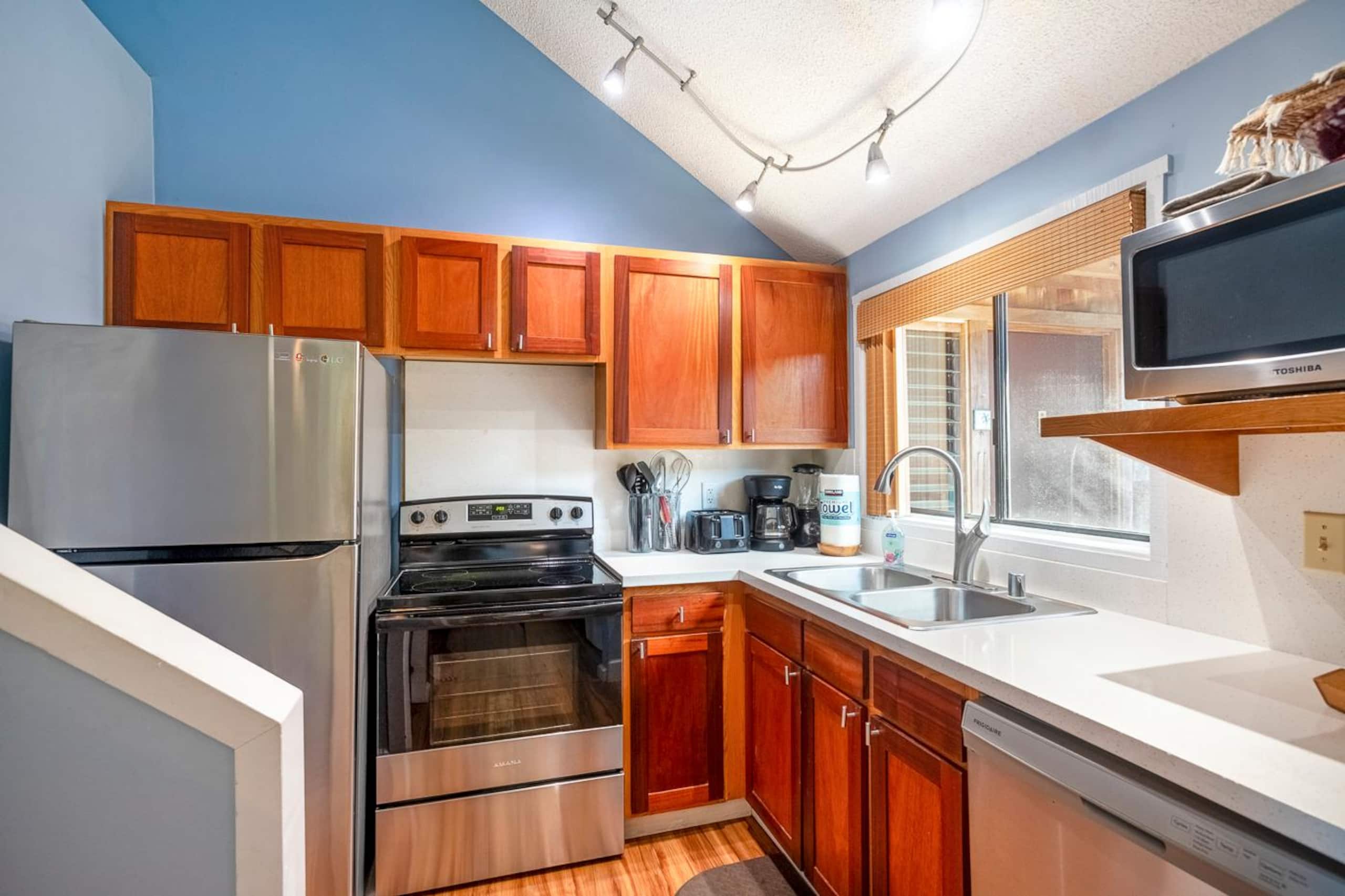 Peaceful Top-Floor Condo w/ Unbeatable Views - Photo 6