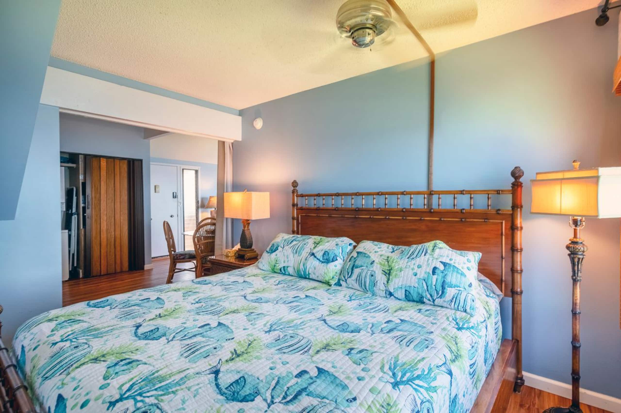Peaceful Top-Floor Condo w/ Unbeatable Views - Photo 16