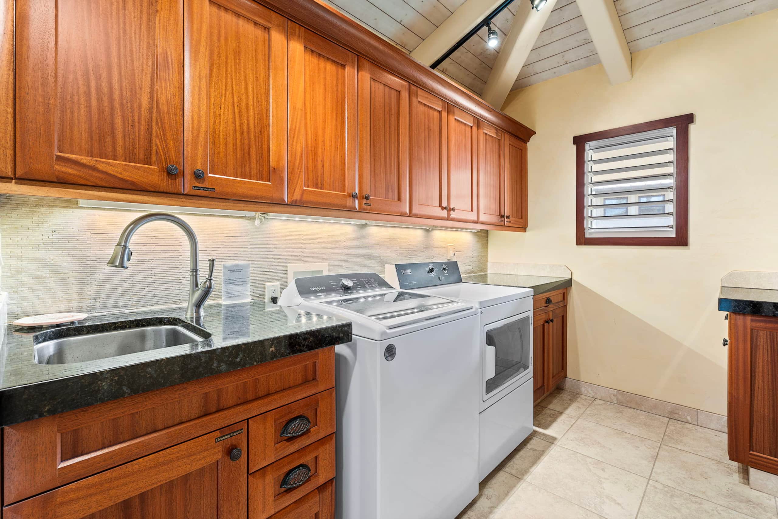 Home in Kailua-Kona · ★4.93 · 4 bedrooms · 10 beds · 4 baths - Image 35
