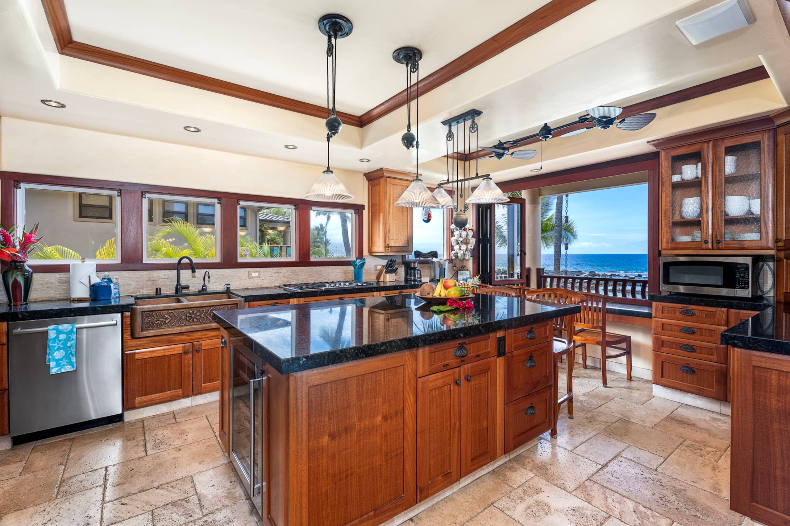 Home in Kailua-Kona · ★4.93 · 4 bedrooms · 10 beds · 4 baths - Image 11